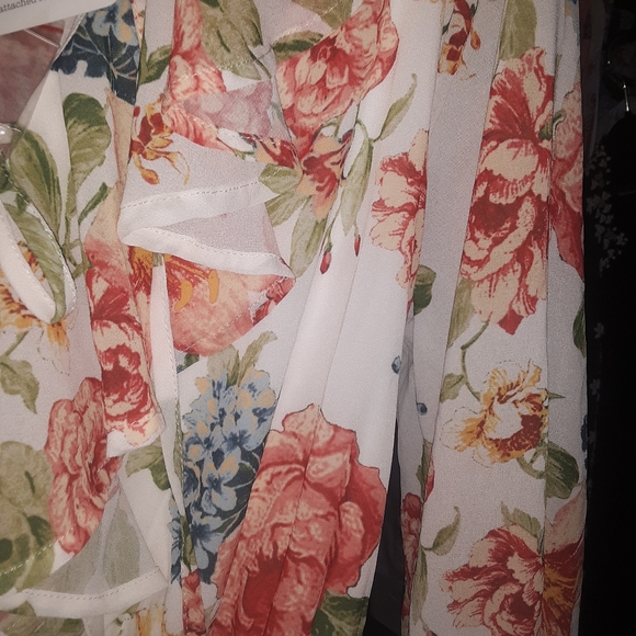 Flying Tomato Floral Romper - Picture 7 of 8